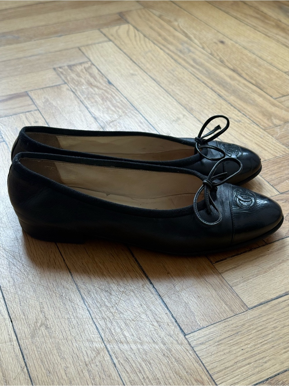 CHANEL Black Leather Ballet Flats with Bow and CC Cap Toe - Picture 4 of 6